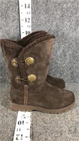 size 7 bearpaw boots
