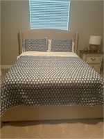 Queen Bed with matteress and boxspring