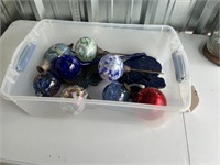 LOT OF DECORATIVE SELF WATERING GLOBES