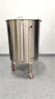 NEW 600 L STAINLESS TANK W LID ON WHEELS