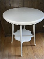 VTG 2FT ROUND-TOP TABLE WOODEN