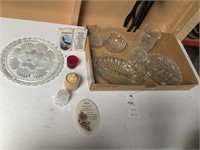 Assorted glass wear and trinkets