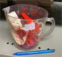 COOKIE CUTTERS,MEASURE CUP