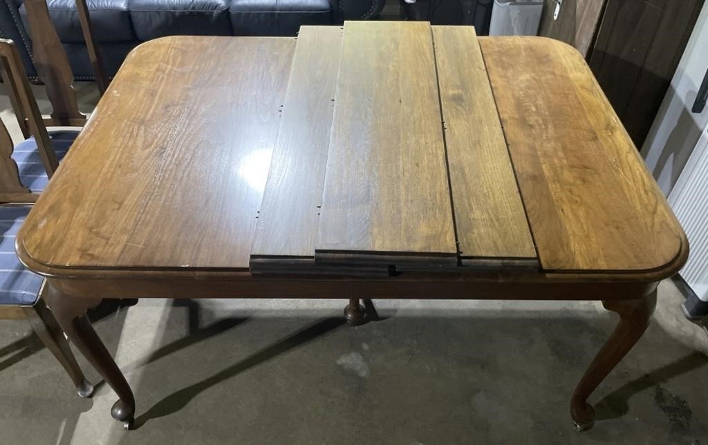 (O) Robbins Mahogany Dining Table w/ Leaves -