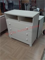 White dresser, 38 w x 20 d x 40 t