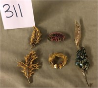 ASSORTED BROOCHES