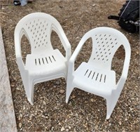 Set of 4 lawn chairs. Plastic