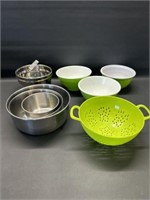 5 Stainless steel bowls, 3 Melimac bowls, strainer