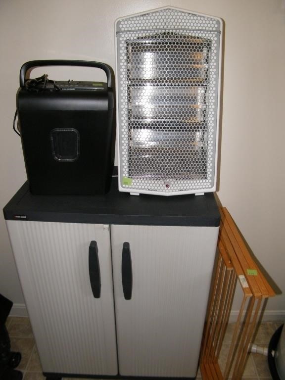 LOT: PEN & GEAR PAPER SHREDDER, B&D 2 DOOR