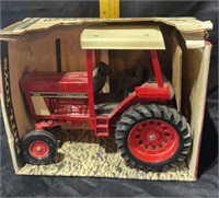 ERTL International 886 tractor in box