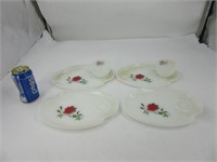 4 plateaux et 2 tasses en milk glass