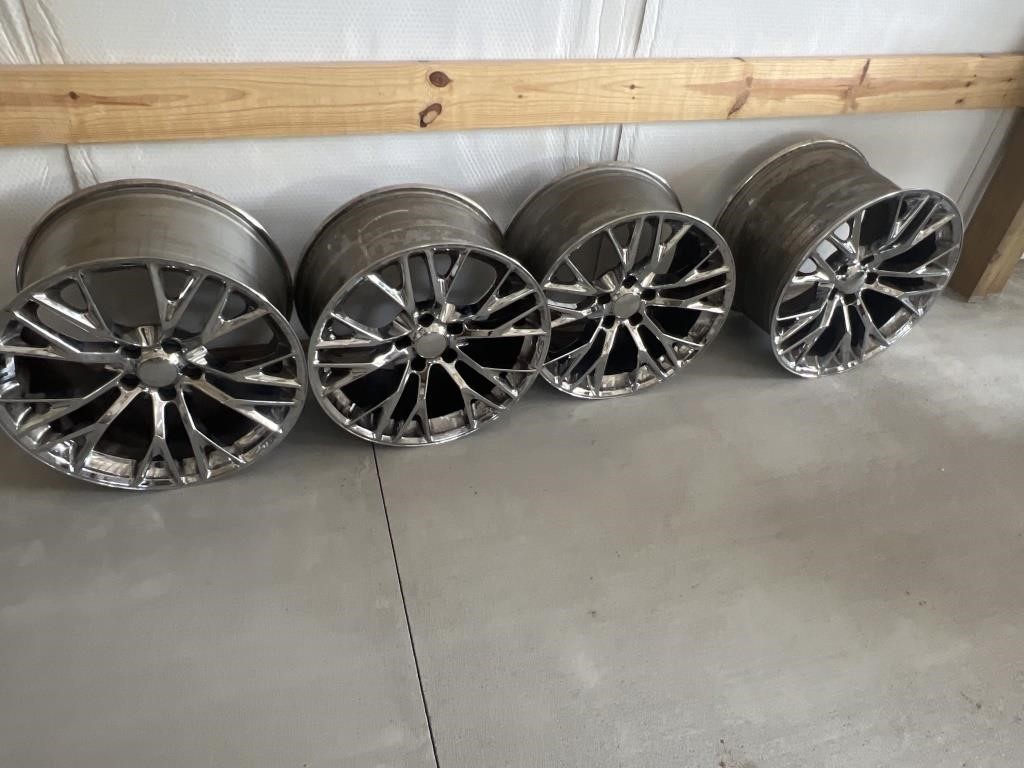 Set of Corvette wheels