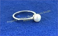 White fresh water pearl ring base metal sz 7