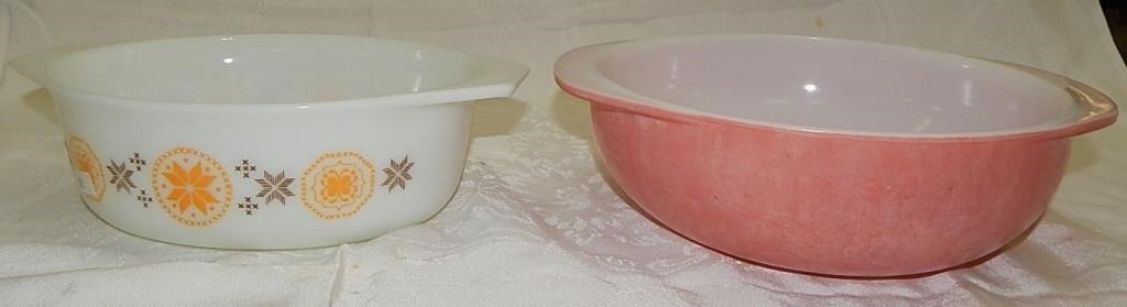 (2) Vintage Pyrex Dishes