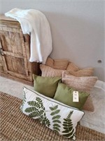 8PC PILLOWS & THROW