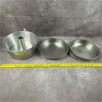 3 Metal Baking Pans