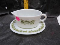 Pyrex Gravy Boat & Under Plate