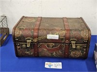 VINTAGE FLORAL PATTTERNED SMALL SUITCASE