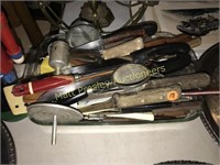 LOT OF VINTAGE KITCHEWARES AND KNIVES
