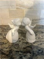 Kissing angels figurines