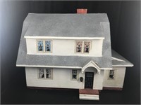 DOLLHOUSE WITH SEPARATING COMPARTMENTS: 17 IN