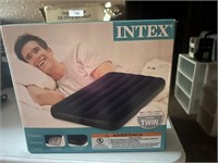 INTEX TWIN AIR MATTRESS-NEW