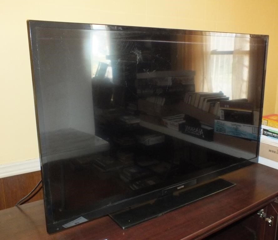 SANYO 44" FLAT SCREEN TV