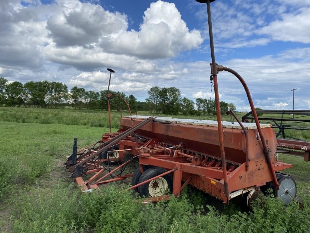 24' IH 620 press drill, transport sells separately