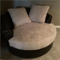 Oversize round swivel chair