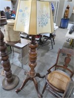 VIN PEDESTAL BASE WOOD FLOOR LAMP WITH SHADE