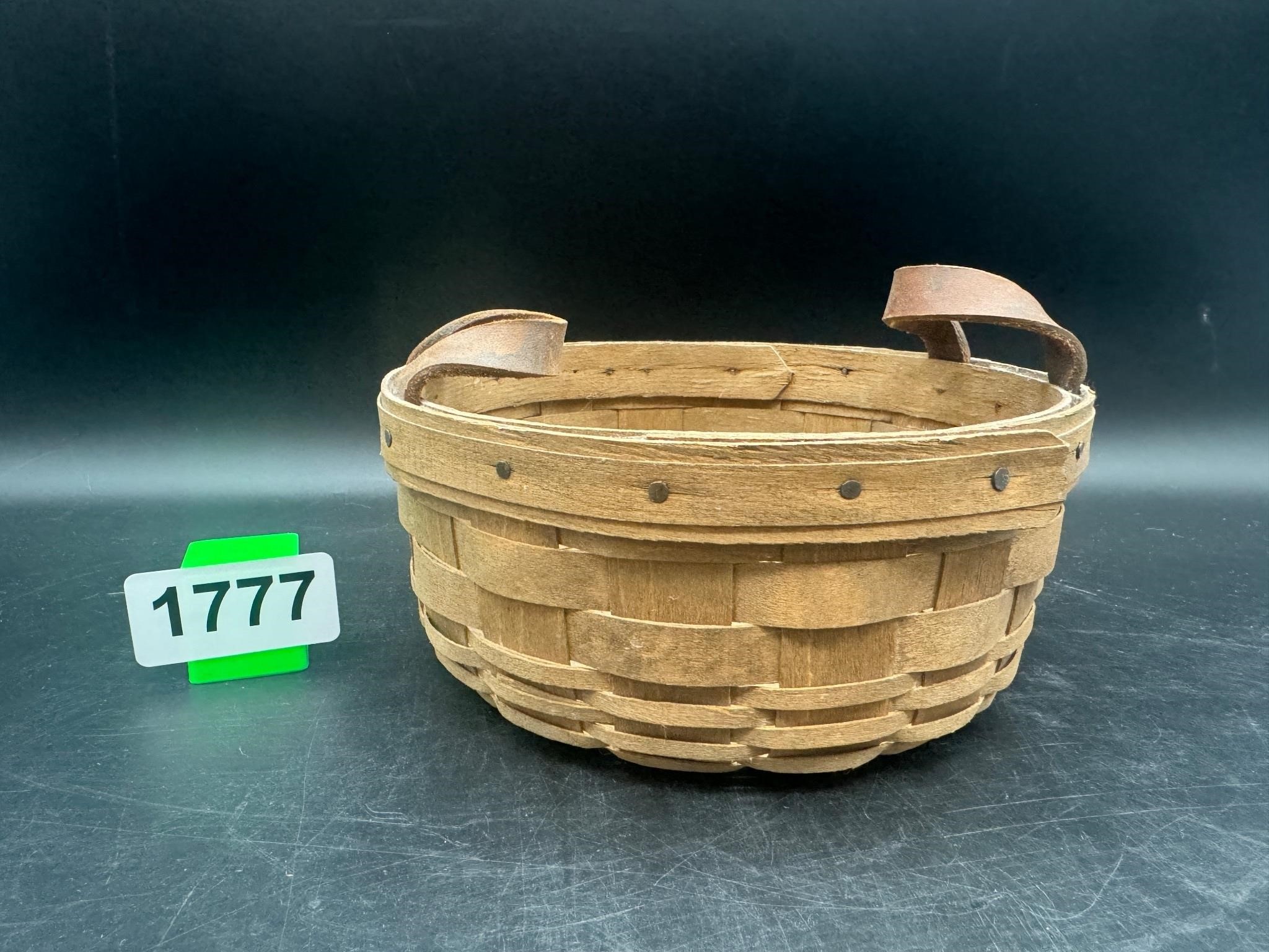 1983 Longaberger Basket w/leather handles