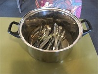 Stock Pot w/ Tongs