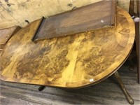 Maple wood table with extension in good condition
