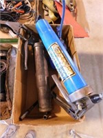 2 grease guns - Workshop Tools pump oiler can