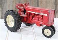 1:16 International Tractor