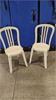 4 WHITE PLASTIC PATIO / CAFE STYLE CHAIRS
