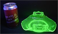 Assiette de service en ouraline / uranium glass