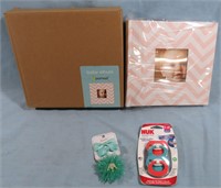 3PC NEW BABY GIFTS LOT: PACIFIERS*BOWS*PHOTO ALBUM