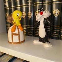 Sylvester & Tweety bird Salt & pepper shakers.