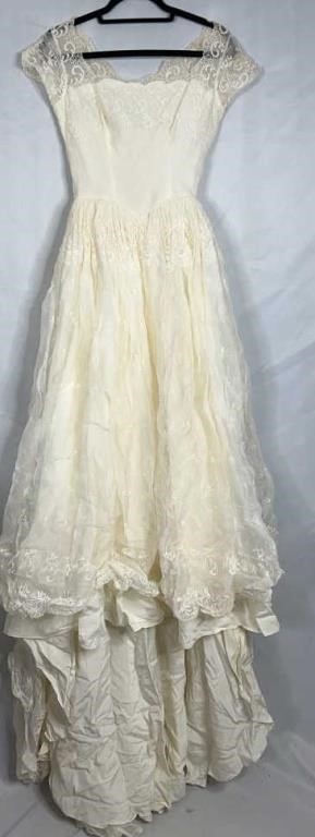 Vintage Ivory Wedding Dress 

& Veil