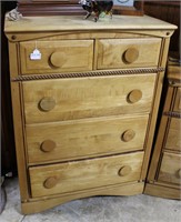 Solid maple Craftsman style 5 drawer dresser,
