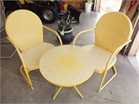 2 METAL OUTDOOR CHAIRS AND SIDE TABLE