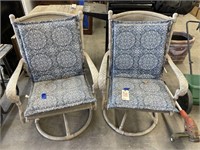 2 Swivel Patio Chairs w/Pads