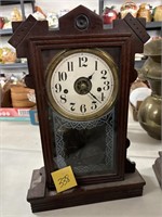 vinatge clock with pendulum