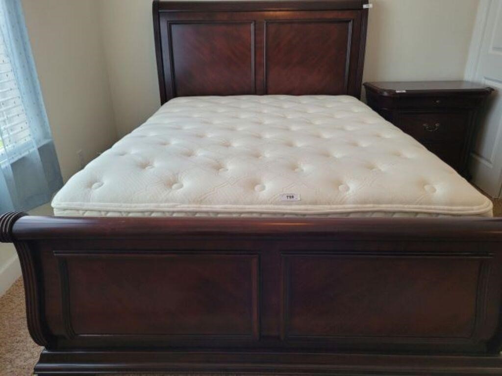 BROYHILL QUEEN BED