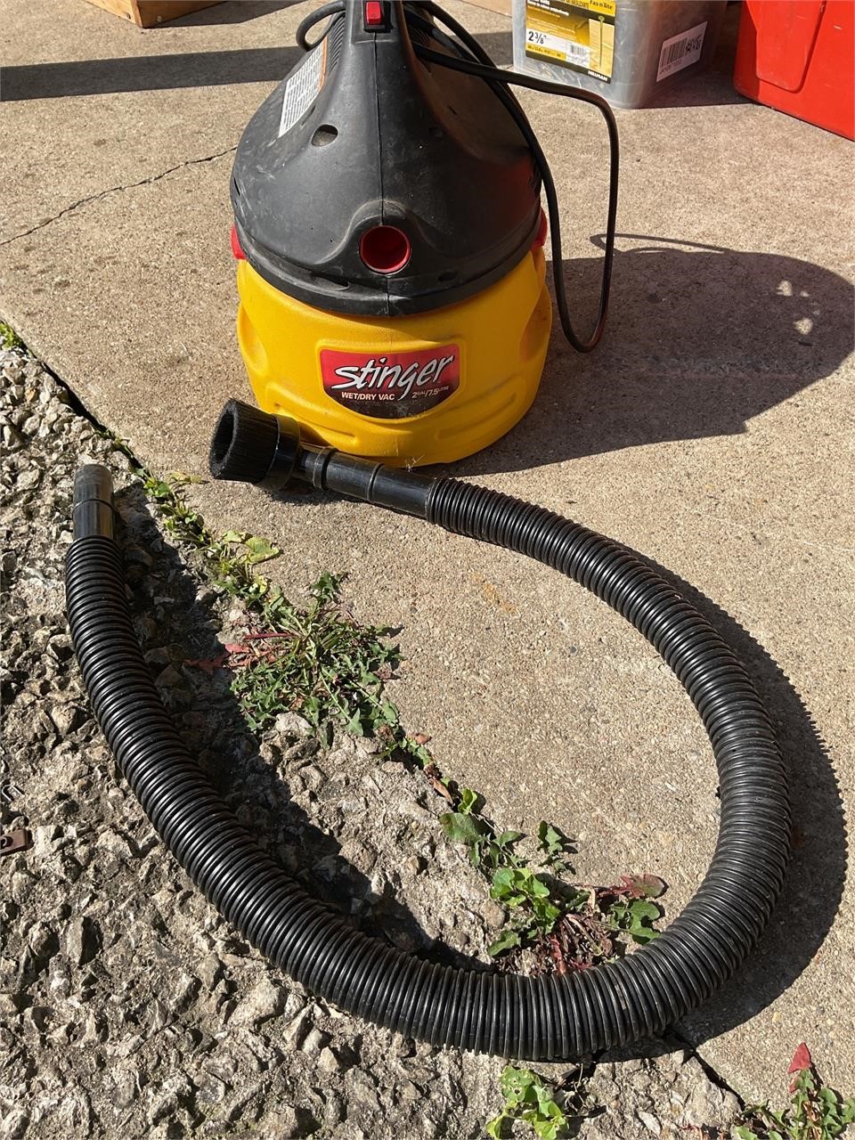 Stinger wet/ dry vac 2 gal