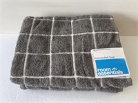 2 room essentials bath towels 30x54in