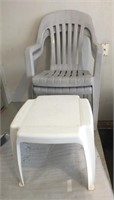 2 PLASTIC OUTDOOR CHAIRS W/ SIDE TABLE
