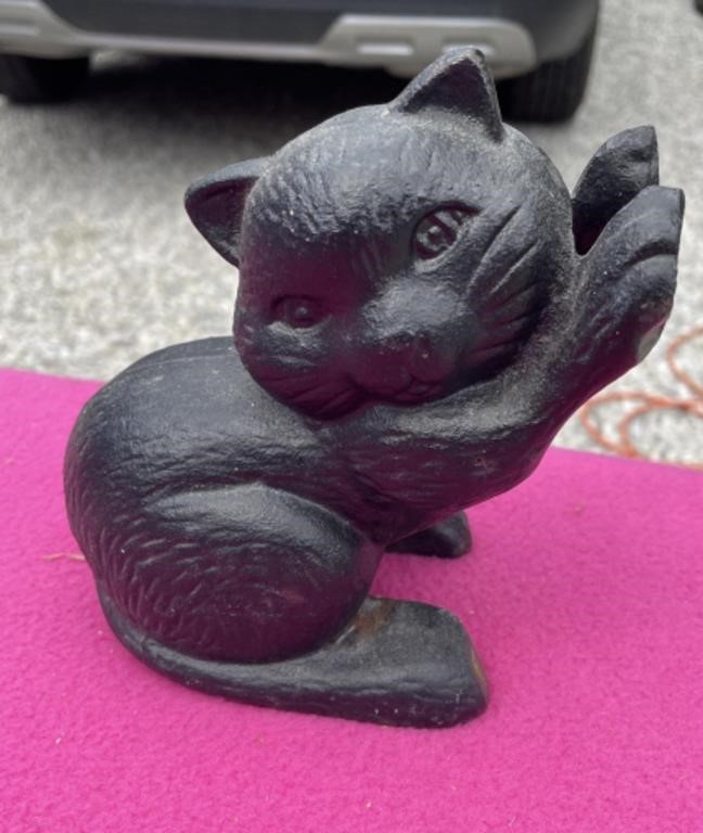 Cast-iron black cat