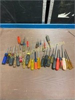 Assorted lot of screwdrivers